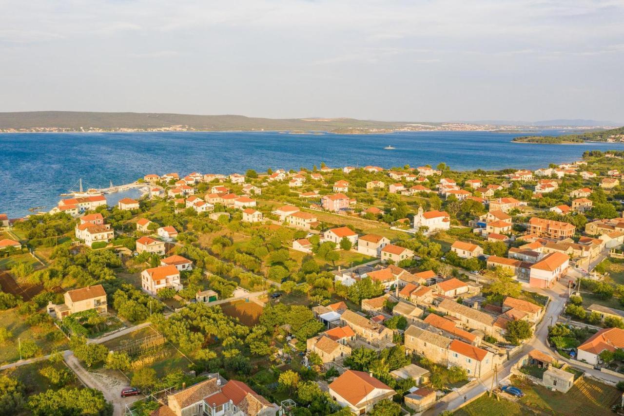 Holiday Home Lipa Nasa Neviđane Kültér fotó