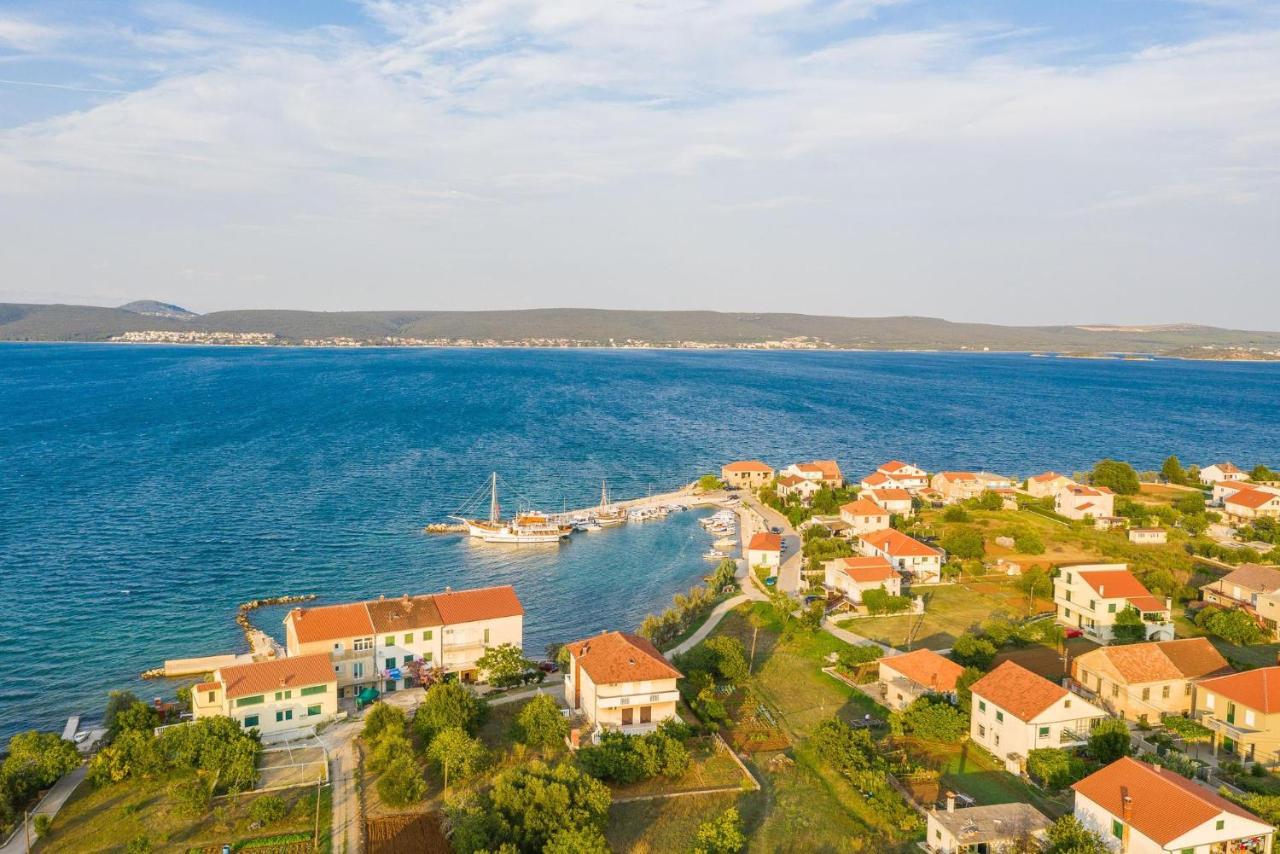 Holiday Home Lipa Nasa Neviđane Kültér fotó